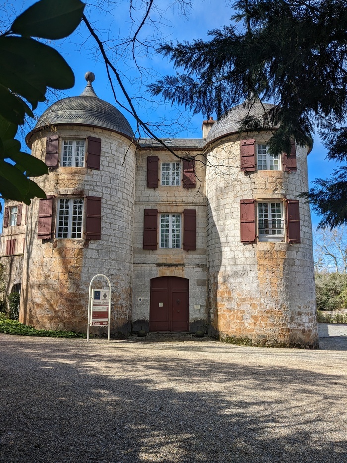 Évolution architecturale du château d'Urtubie du XIVe siècle à nos jours Château d'Urtubie Urrugne