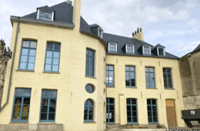 Visite de chantier : La Maison du Patrimoine Devant le chantier de la Maison du Patrimoine