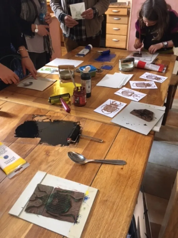 Atelier gravure sur Tétra Pak Parking de la Maison des arts et de la nature Villesèquelande