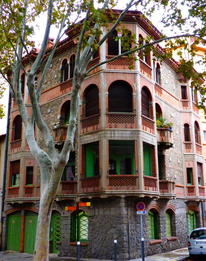 Visite : « Deux visions architecturales : Edouard Mas Chancel et Férid Muchir » Place de la Victoire Perpignan