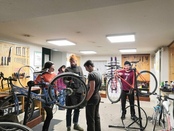 Atelier de réparation vélo participatif et solidaire Recyclerie Sportive Grenoble