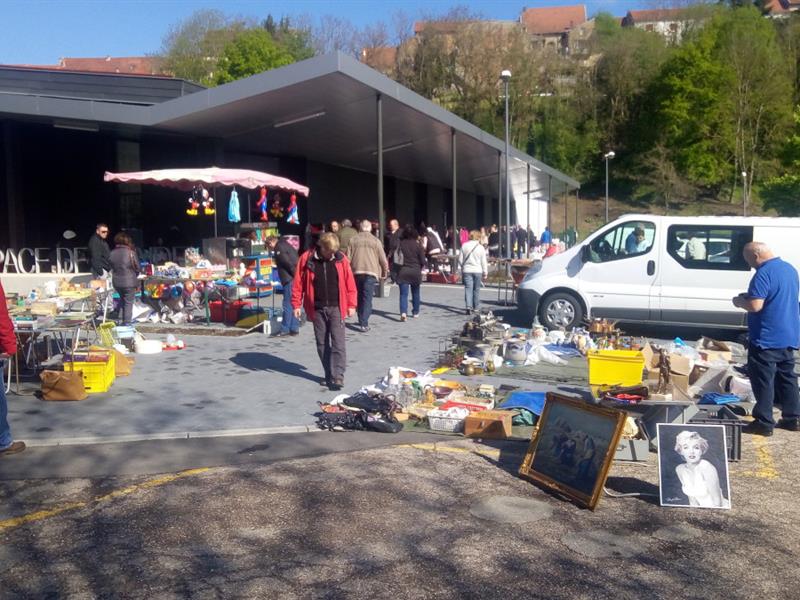 MARCHÉ AUX PUCES