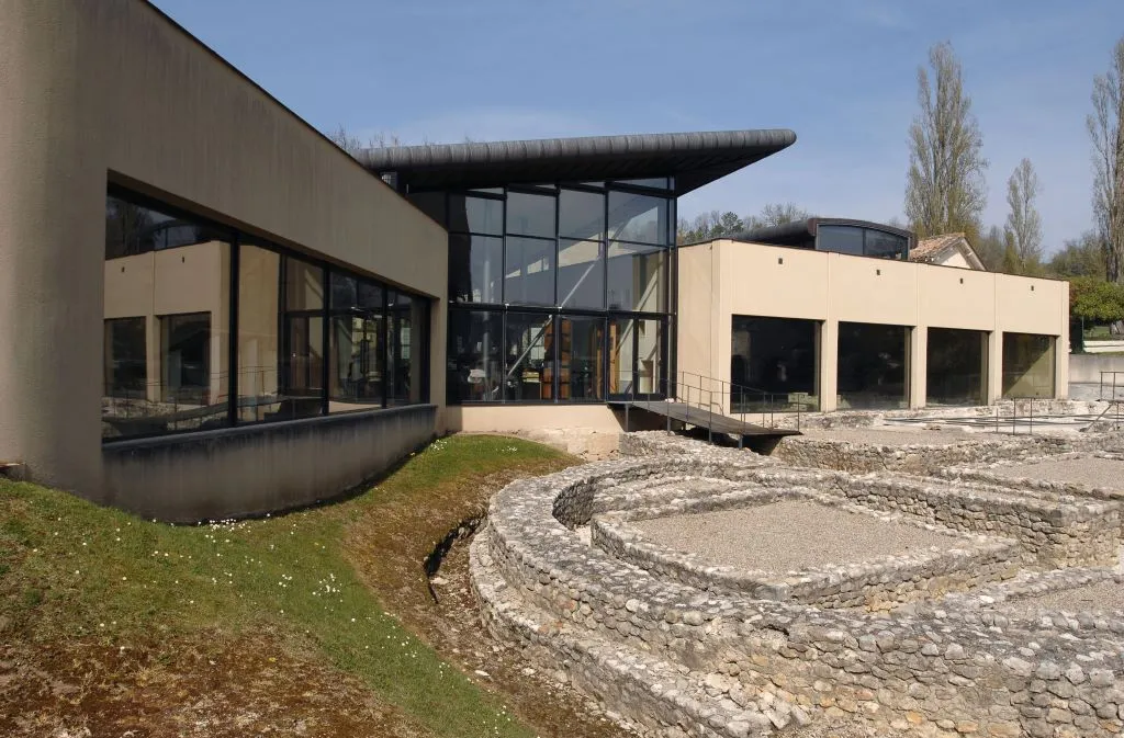 Monument jeu d'enfant | Villa gallo-romaine de Montcaret