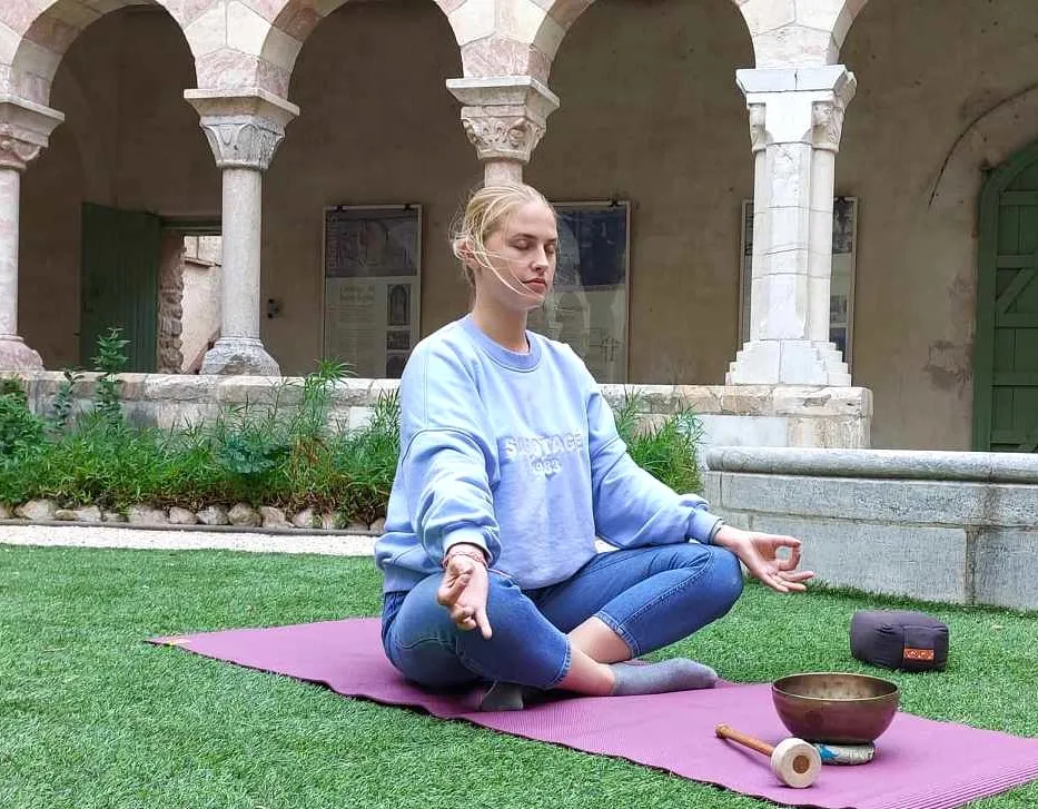 COURS DE YOGA ADULTES AU CLOITRE