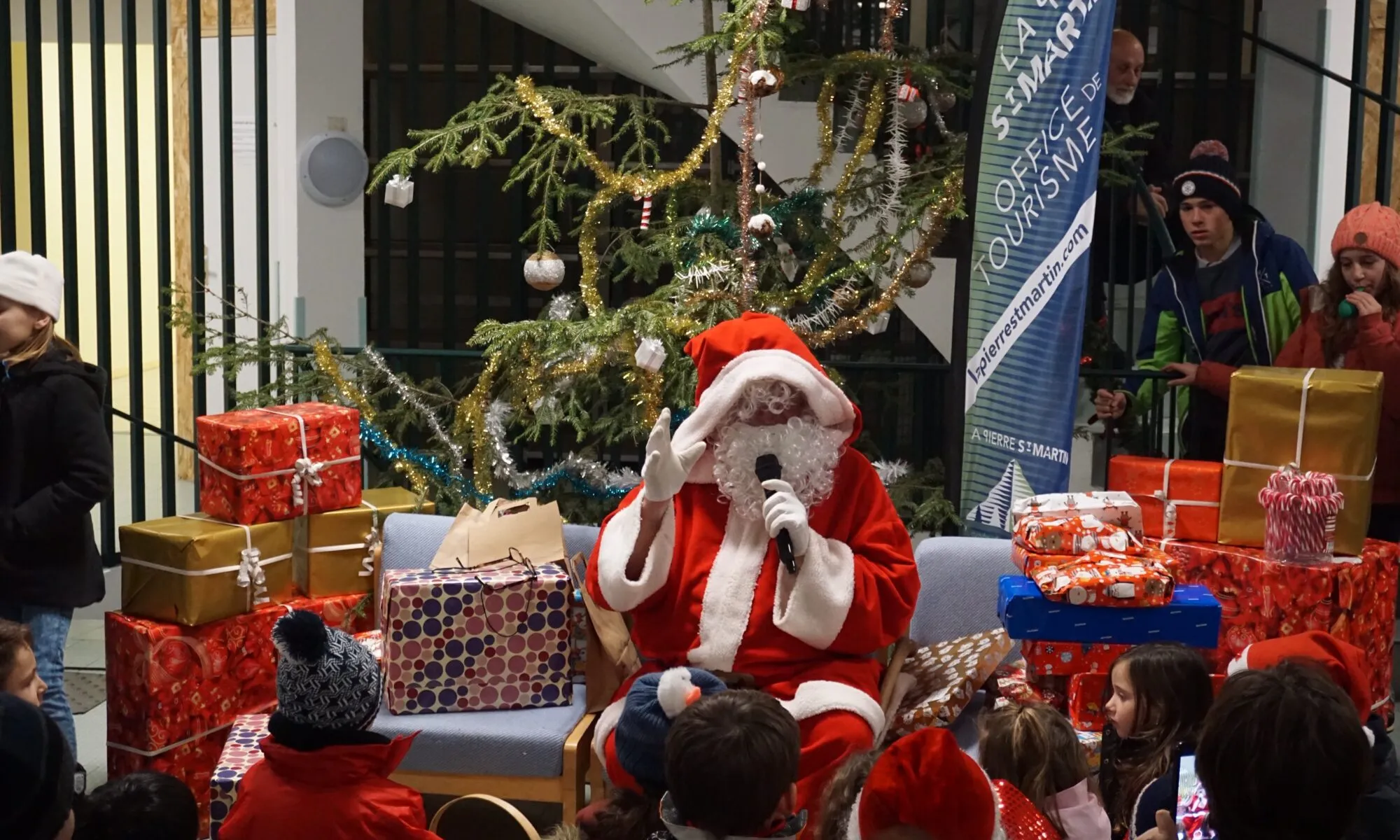 Arrivée du Père Noël en dameuse !