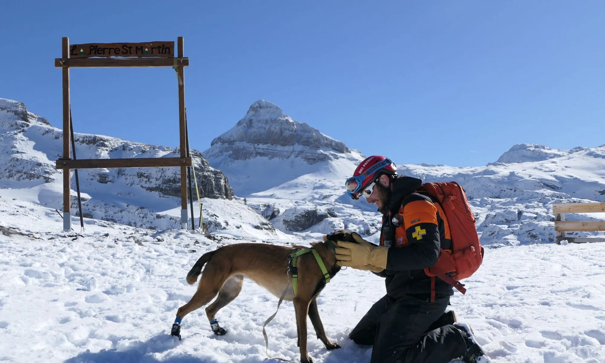 Démonstration de recherche avec un chien d’avalanche