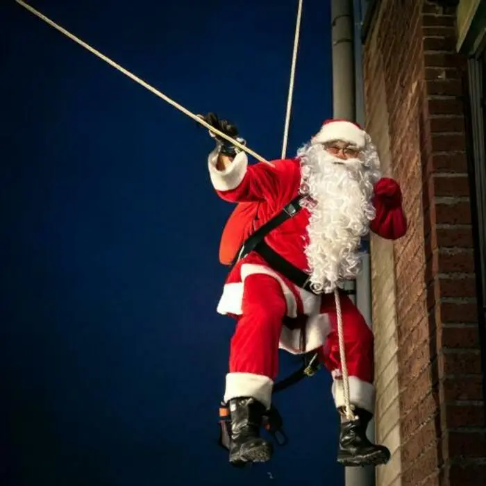 Descente du Père Noël en rappel Hôtel de ville Carvin