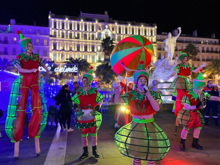 FÉERIES DE NOËL D’ANIANE DÉAMBULATION SPECTACLE DE RUE COMPAGNIE LES ENJOLIVEURS ET KERVAN