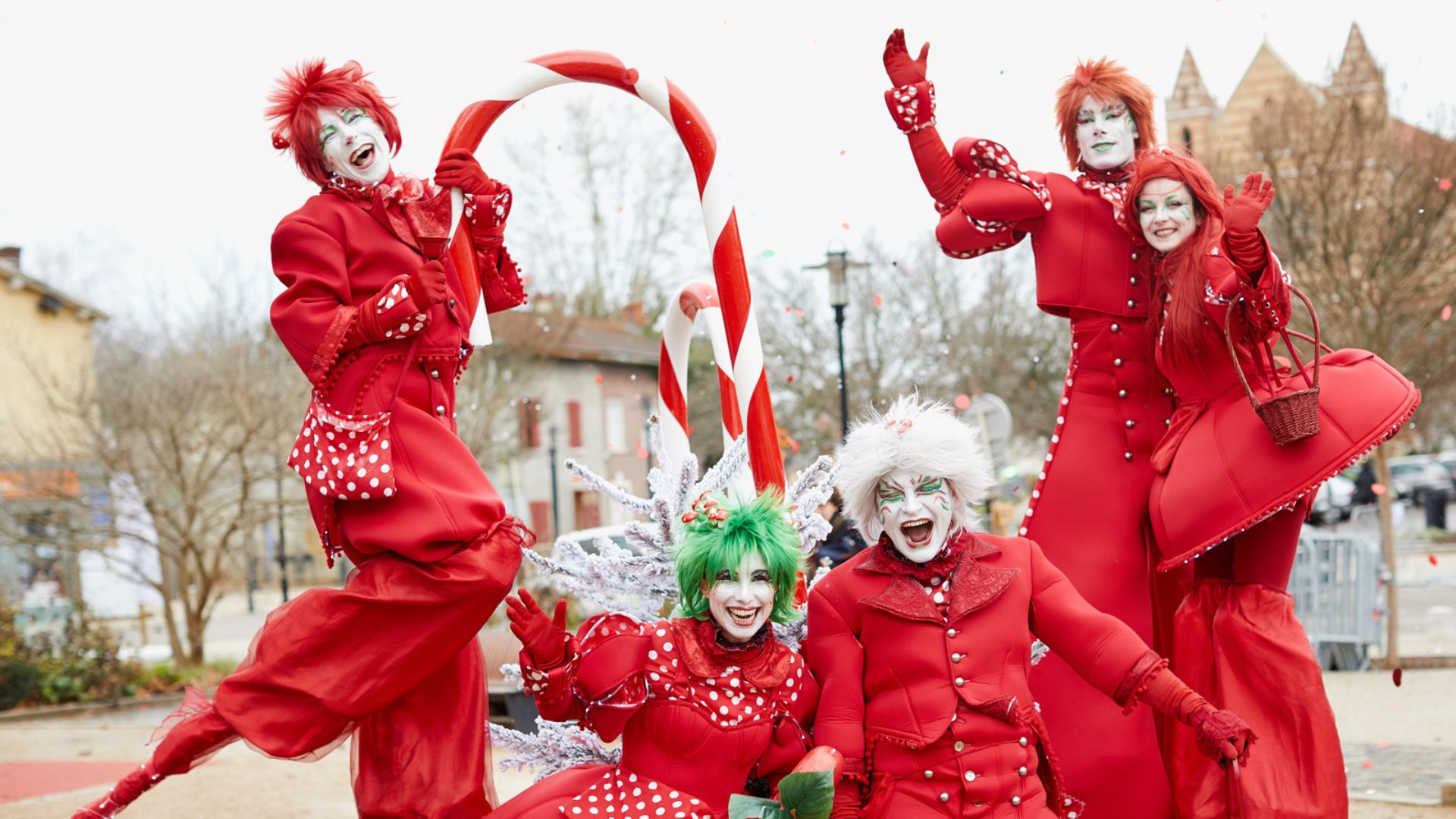 Noël à Chartres "Drôles de jouets de Noël les echassiers font leur casino du cirque"