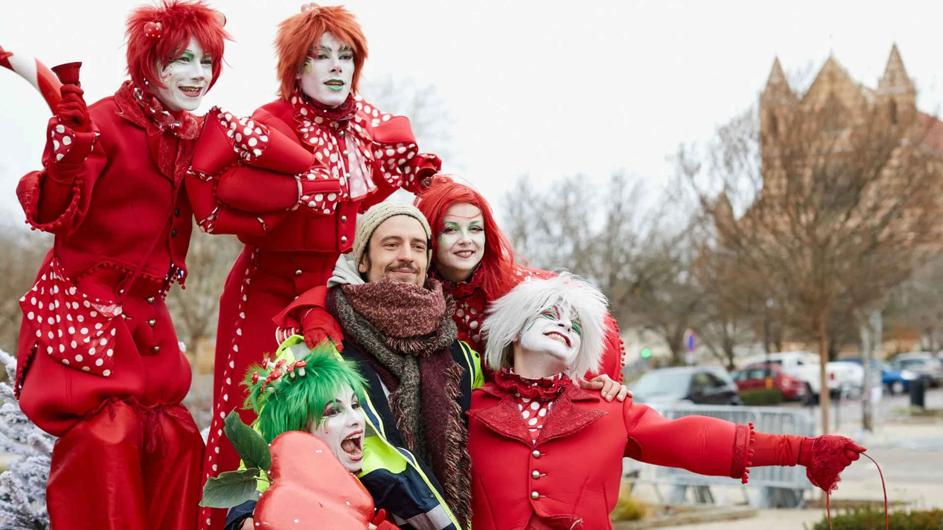 Noël à Chartres "Les echassiers lutins rouges la fête arty et design""