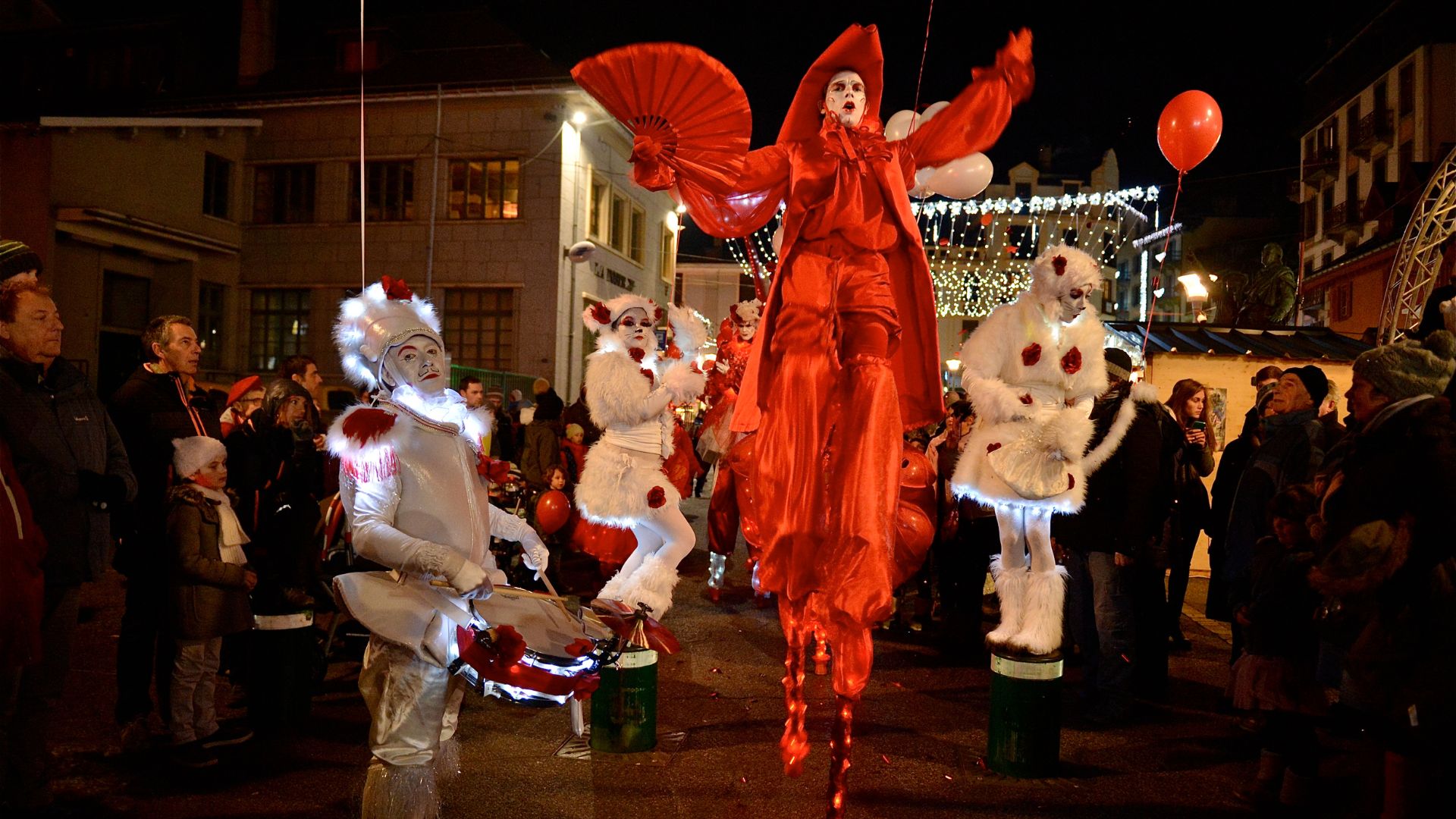 Noël à Chartres "Parade lumineuse du cirque de Noël et d'été en rouge blanc et ballons"