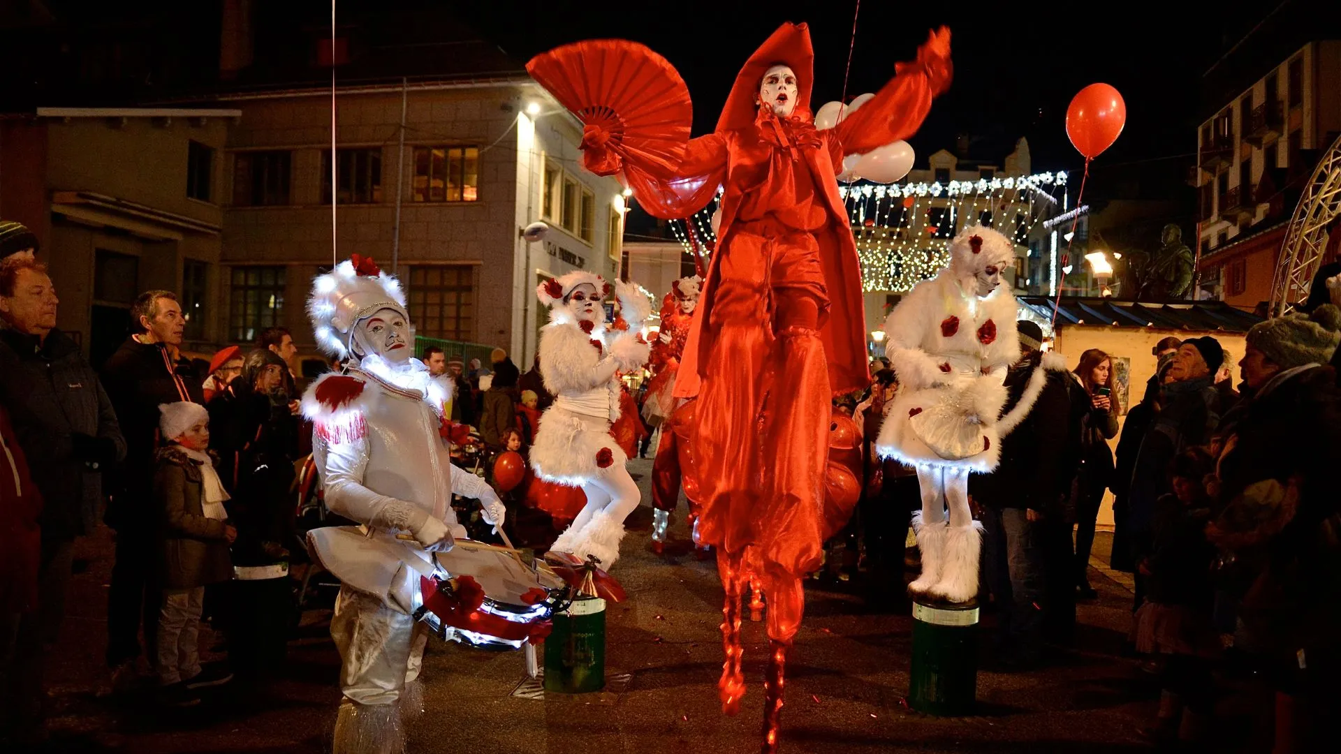 Noël à Chartres "Parade lumineuse du cirque de Noël et d'été en rouge blanc et ballons"