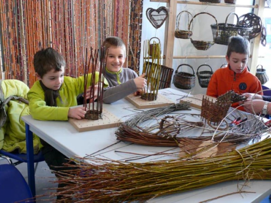 O S I E Z ! ATELIERS OSIER CREATIF à partir de 3 ans VACANCES D’ETE Centre d’Art autour de l’Osier