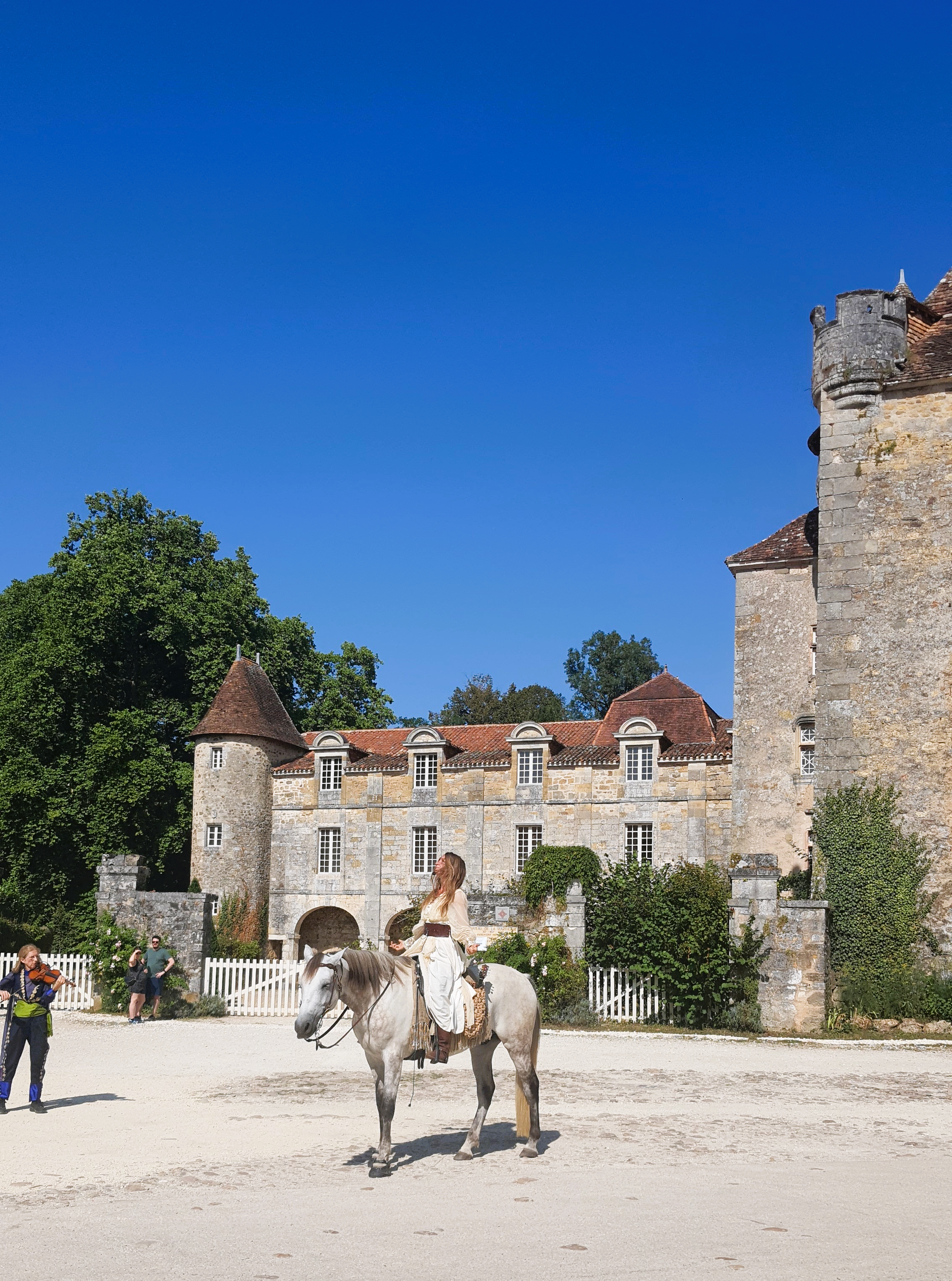 Châteaux en Fête Déambulation poétique et musicale