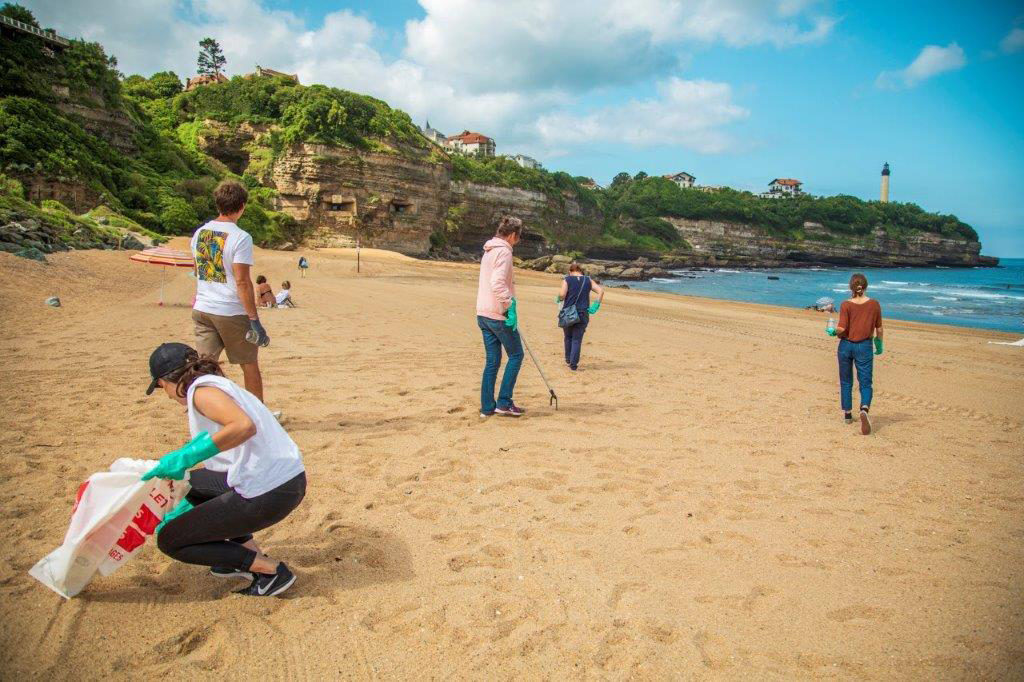 Sensibilisation et collecte de déchets de mégots sur la plage