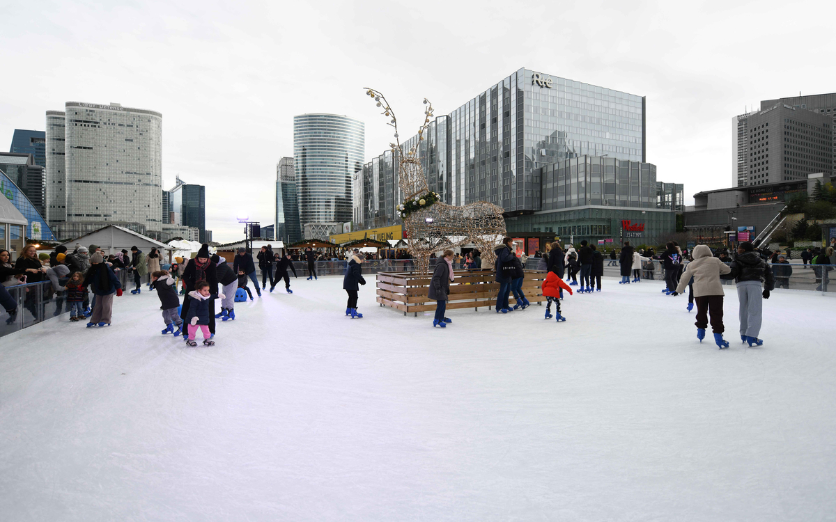 Une patinoire de glace à La Défense Parvis de la Grande Arche Puteaux