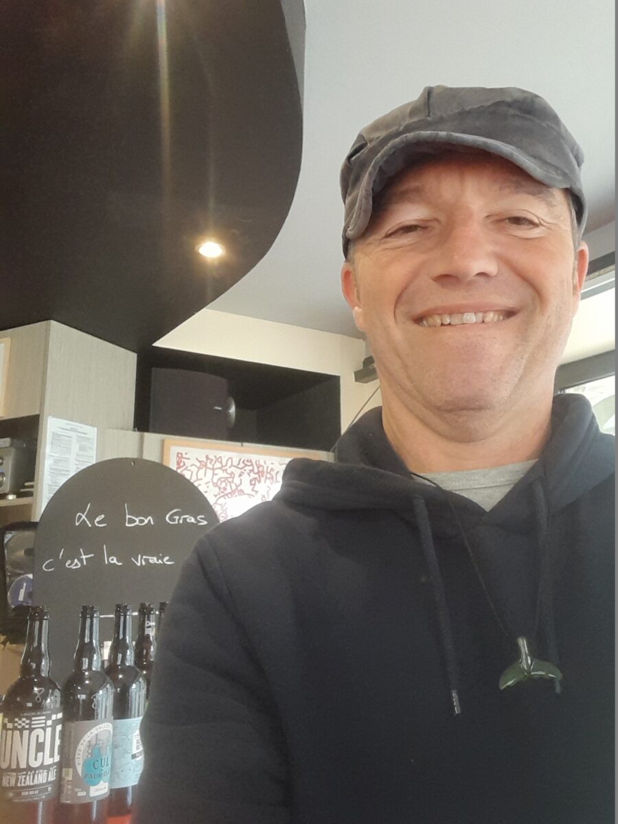 Ploeuc-l’Hermitage. Le Café Hervé, un bar à bières dans un esprit Sud-Ouest
