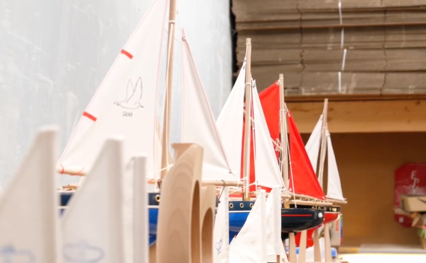 A Romagné la Maison Tirot produit 15000 petits bateaux par an