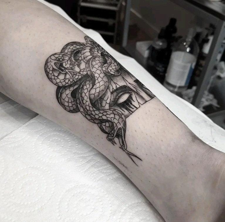 Nero tattoo shop
