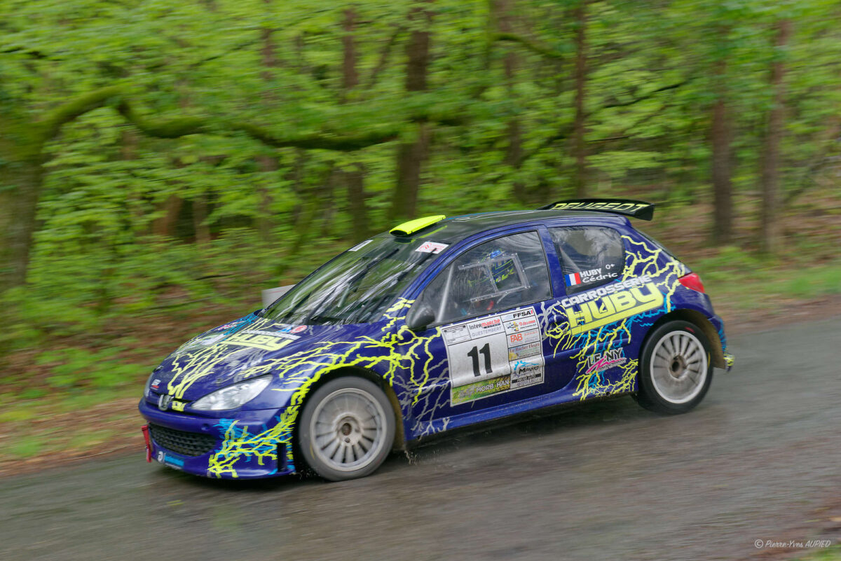 Le pilote Cédric HUBY avec son copilote Ronan PRIGENT en deuxième position sur sa Peugeot 206