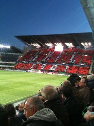 En rouge et noire, la tribune du stade de football fait le buzz