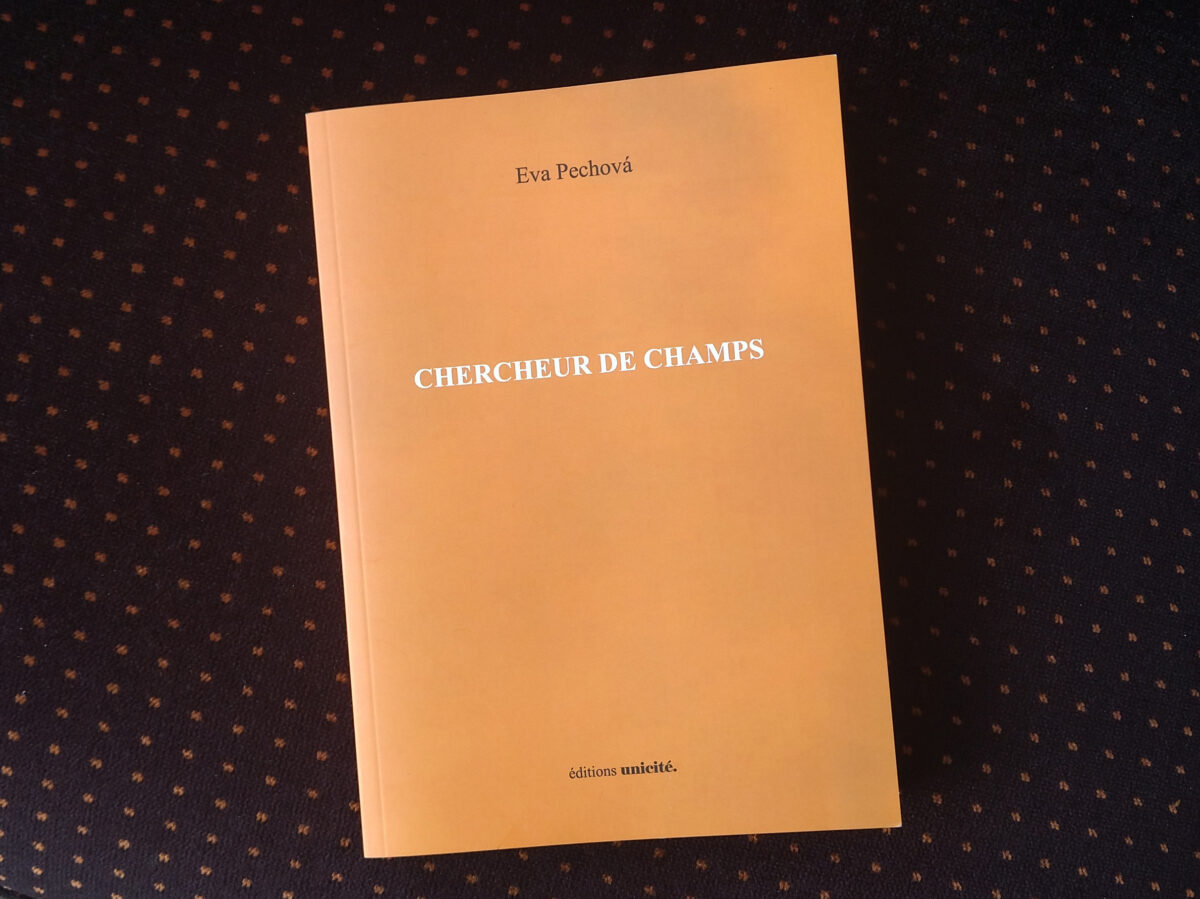 Chercheur de champs d’Eva Pechová. Des vers déversent leur amour au septième art